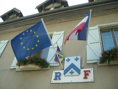 Mairie de Claix - été 2008 : le drapeau tibétain encadré par celui de la France et celui de l'Europe