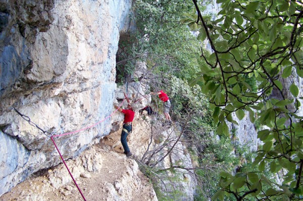 A l'entrée de la grotte des poteries