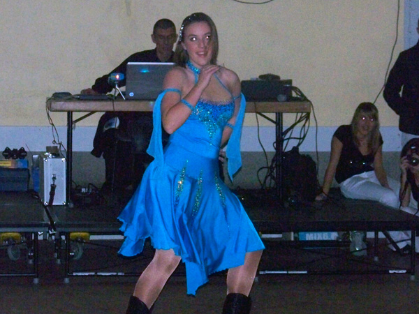Mélanie Huguenet, championne du monde de danse country, en démonstration lors de la soirée beaujolais de Claix Naturellemen